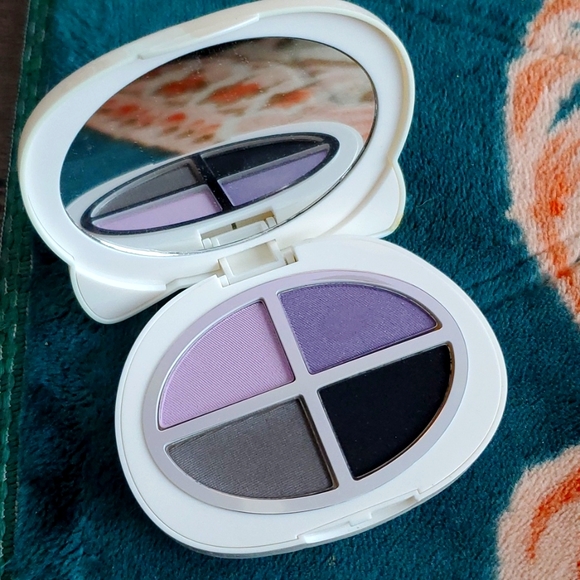 Hello Kitty Eyeshadow/Lipgloss Exclusive Say Hello Palette Compact Makeup Set - Picture 3 of 5